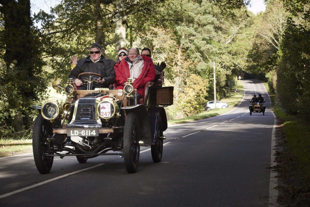 1903 Renault driving along a country road